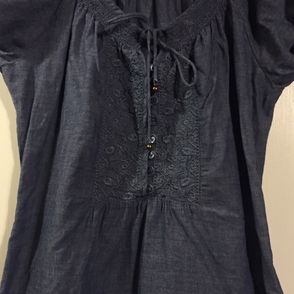 St. John’s bay cute chambray embroidery top - Picture 4 of 8